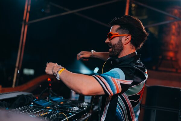 Alok bate recorde de drones sobrevoando palco no Tomorrowland Brasil
