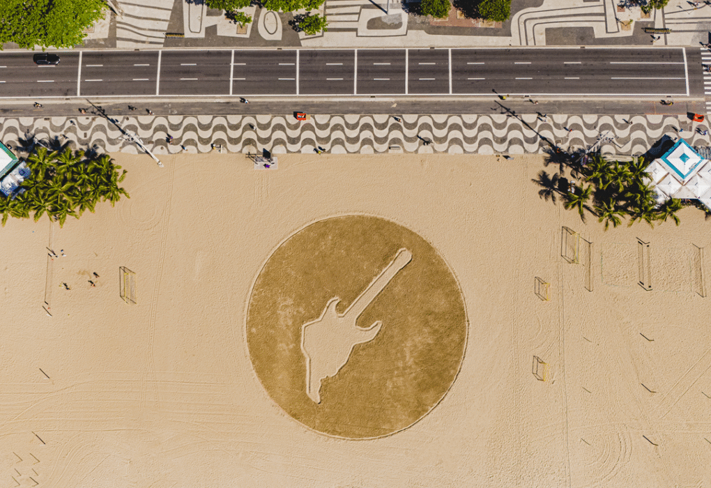 O Rock in Rio invadiu o Rio de Janeiro com escultura de areia gigante em formato de guitarra na Praia de Copacabana e lançou promoção que dará 30 pares de ingresso