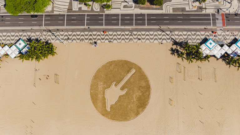 O Rock in Rio invadiu o Rio de Janeiro com escultura de areia gigante em formato de guitarra na Praia de Copacabana e lançou promoção que dará 30 pares de ingresso