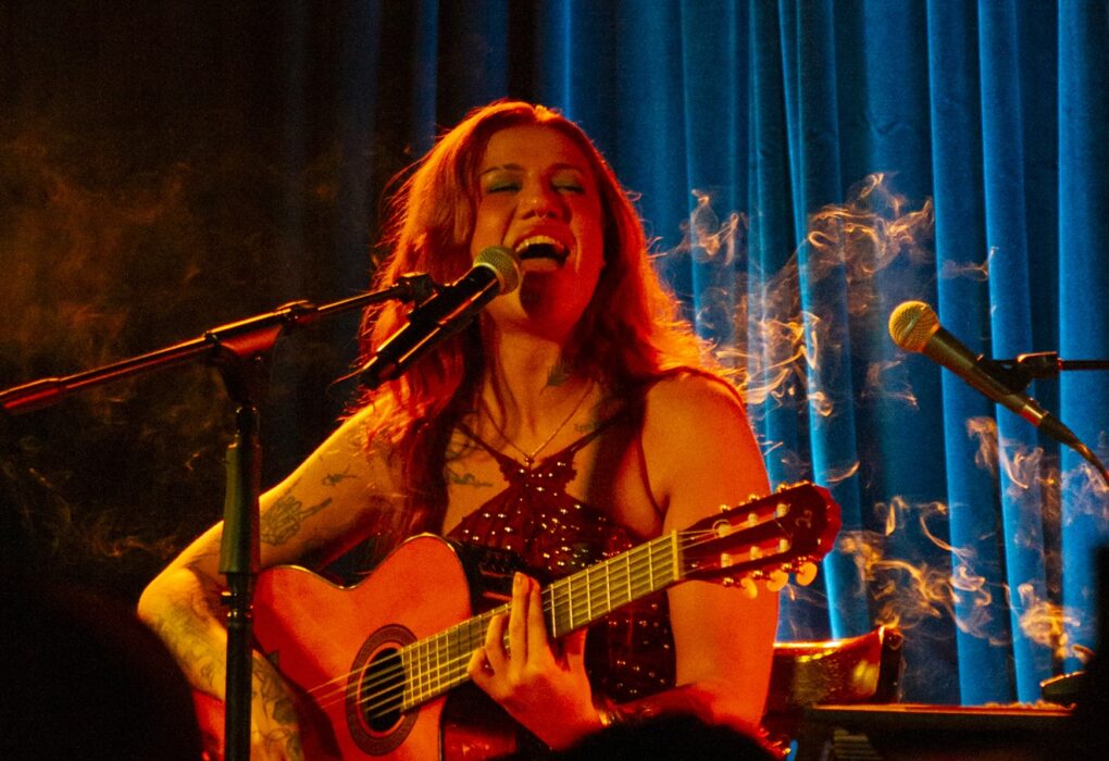 Elana Dara fará show intimista no Rio de Janeiro nesta quinta-feira (8)