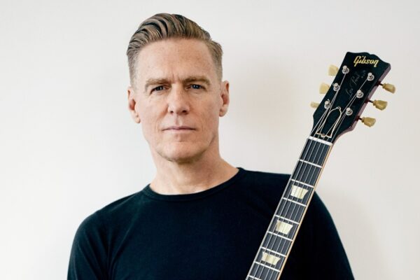 Bryan Adams transporta público para os anos 1980 em show no Rio de Janeiro