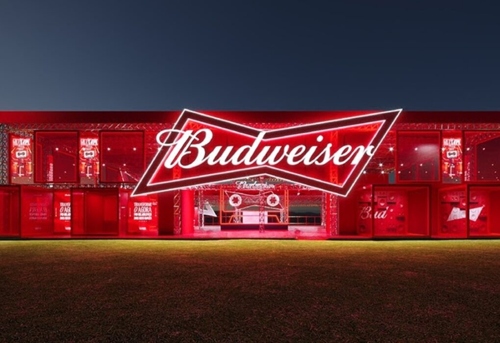 Budweiser aposta em nostalgia e experiências imersivas no Lollapalooza Brasil 2026
