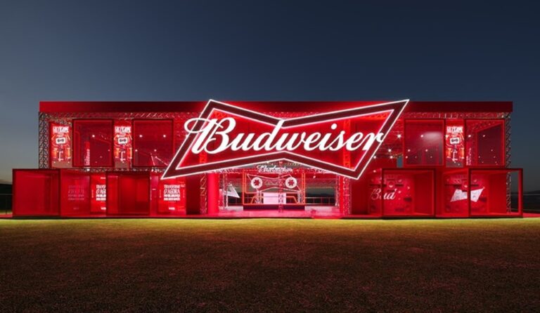 Budweiser aposta em nostalgia e experiências imersivas no Lollapalooza Brasil 2026