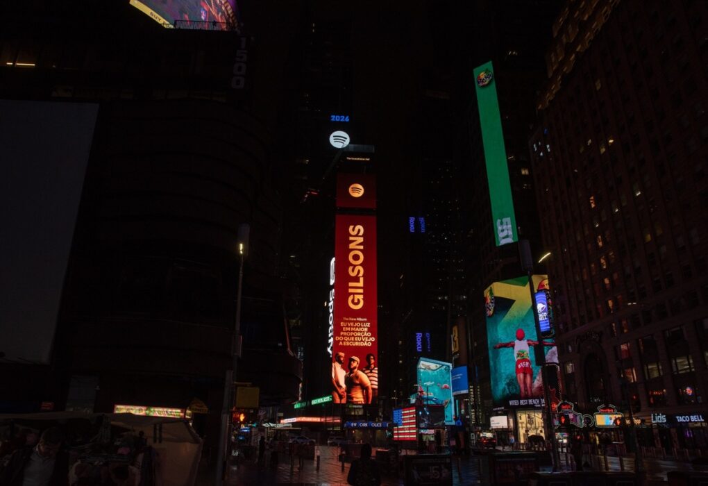 Novo álbum dos Gilsons ultrapassa 1 milhão de plays e ganha destaque na Times Square