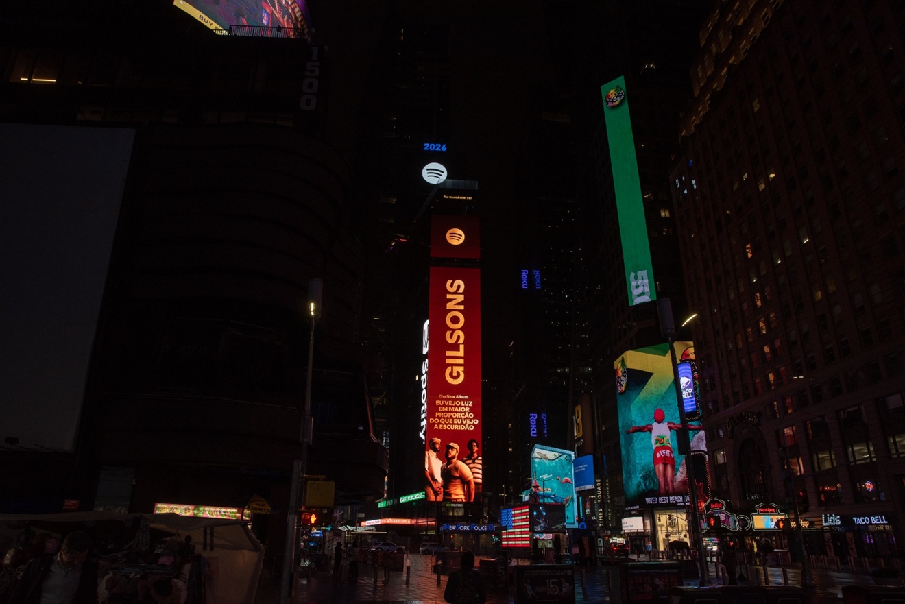 Novo álbum dos Gilsons ultrapassa 1 milhão de plays e ganha destaque na Times Square