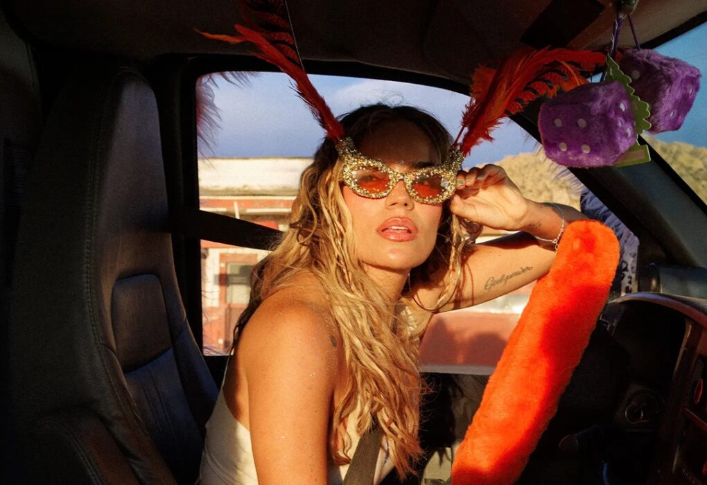 Karol G anuncia turnê “Tropitour” e confirma show único no Brasil em 2027