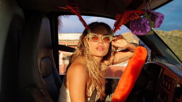 Karol G anuncia turnê “Tropitour” e confirma show único no Brasil em 2027