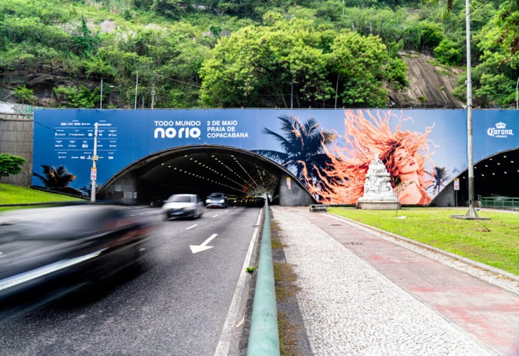 Painel gigante de boas-vindas a Shakira já chama atenção em Copacabana