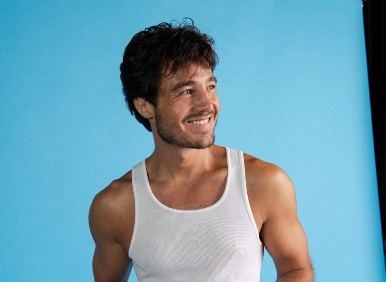 Tiago Iorc celebra 10 anos do álbum Troco Likes com turnê especial pelo Brasil