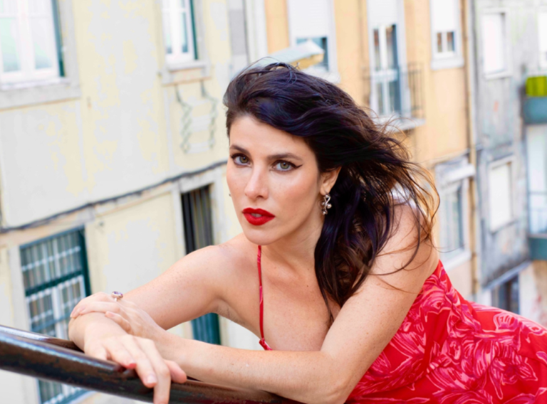 Christine Valença lança “Sur Ton Île” em parceria internacional