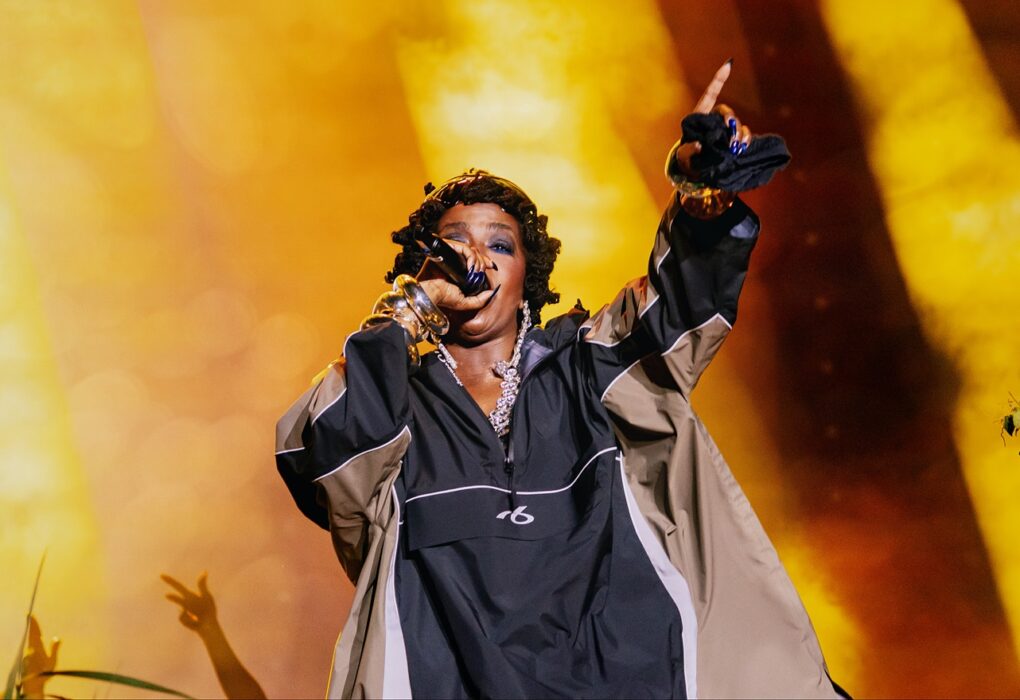 Texto César Oliveira | TAKE THE VIEW Global Citizen Rio 2026: Lauryn Hill transforma noite histórica em celebração da música, da família e da mudança global. Nem todos os festivais conseguem reunir entretenimento, ativismo, relevância cultural e momentos históricos em uma única noite. O Global Citizen Rio 2026 conseguiu. Realizado na Enseada de Botafogo, com o Cristo Redentor iluminando um dos cenários mais emblemáticos do planeta, o evento marcou a entrada definitiva do Rio de Janeiro no circuito de uma das maiores plataformas globais de mobilização social da atualidade. Mais do que um festival de música, o Global Citizen nasceu em 2012, no Great Lawn do Central Park, em Nova York, com uma proposta revolucionária: transformar fãs em agentes de mudança. Em vez de simplesmente comprar ingressos, o público é incentivado a participar de campanhas sociais, apoiar causas humanitárias e se envolver em ações voltadas para o combate à pobreza extrema, a promoção da educação, a igualdade de gênero e a justiça climática. Ao longo de sua trajetória, o movimento reuniu nomes como Beyoncé, Jay-Z, Coldplay, Shakira, Metallica, Rosalía e diversos líderes mundiais, tornando-se uma das iniciativas culturais mais influentes do século XXI. O Rio entra para a história do Global Citizen. A edição carioca aconteceu dentro da programação da Rio Nature & Climate Week e reuniu milhares de pessoas em uma noite dedicada à sustentabilidade, à cultura e ao poder transformador da música. Com apresentação de Giovanna Ewbank e Bruno Gagliasso, o evento conseguiu equilibrar informação, entretenimento e conscientização social, reforçando o papel do Rio como protagonista das discussões globais sobre clima e desenvolvimento sustentável. Mas foi quando Lauryn Hill subiu ao palco que a noite ganhou contornos históricos. Lauryn Hill: uma lenda rara da música mundial. Poucos artistas possuem uma trajetória tão singular quanto Lauryn Hill. Integrante dos Fugees ao lado de Wyclef Jean e Pras Michel, ela ajudou a redefinir o hip-hop dos anos 1990. Em seguida, lançou o clássico The Miseducation of Lauryn Hill, álbum que vendeu mais de 20 milhões de cópias, conquistou cinco Grammys e permanece como uma das obras mais importantes da música contemporânea. Canções como Doo Wop (That Thing), Ex-Factor, Everything Is Everything, Lost Ones e Nothing Even Matters atravessaram gerações e continuam influenciando artistas em todo o mundo. Mesmo com tamanho sucesso, Lauryn optou por um caminho diferente da maioria das superestrelas. Enquanto muitos artistas ampliavam sua exposição midiática, ela escolheu preservar sua vida pessoal, dedicar-se à espiritualidade, à maternidade e à busca por independência artística. Cumpre aqui destacar que a artista possui 6 filhos, sendo que 05 são netos diretos de Bob Marley. Essa decisão a transformou em uma figura quase mítica da cultura pop. A família Marley no centro do espetáculo. Um dos momentos mais emocionantes da noite aconteceu quando Lauryn dividiu o palco com membros de sua própria família. Ao lado de Wyclef Jean, ela celebrou os 30 anos do álbum The Score, obra-prima dos Fugees responsável por sucessos como Ready or Not, Fu-Gee-La e a inesquecível versão de Killing Me Softly. Mas o espetáculo ganhou uma dimensão ainda mais especial com a participação de seus filhos Zion Marley e YG Marley. Filhos de Lauryn com Rohan Marley, filho de Bob Marley, ambos representam a continuidade de duas das linhagens mais influentes da história da música negra mundial. A apresentação de Turn Your Lights Down Low emocionou o público ao unir, em um mesmo palco, o legado dos Marley e a trajetória revolucionária de Lauryn Hill. A mulher por trás do mito Grande parte do fascínio que envolve Lauryn Hill está justamente em sua relação com a fama. Após alcançar o topo da indústria musical, ela enfrentou pressões criativas, perda de privacidade e conflitos com os mecanismos tradicionais do mercado fonográfico. Ao mesmo tempo, tornou-se mãe de seis filhos e passou a enxergar a maternidade como prioridade absoluta. Seu afastamento dos holofotes nunca significou abandono da arte. Pelo contrário. Lauryn seguiu construindo uma carreira pautada pela liberdade criativa e pela autenticidade, características que inspiraram gerações de artistas, incluindo Rihanna, Beyoncé, Alicia Keys, Kendrick Lamar, Drake, H.E.R. e Janelle Monáe. Rihanna, inclusive, já declarou diversas vezes que considera The Miseducation of Lauryn Hill uma de suas maiores referências artísticas, admirando especialmente a forma como Lauryn conciliou identidade, independência e inovação musical. Muito além de um festival. O Global Citizen Rio 2026 demonstrou que grandes eventos podem ser mais do que entretenimento. Ao reunir música, causas sociais, sustentabilidade e algumas das figuras mais influentes da cultura mundial, o festival reforçou uma mensagem poderosa: a arte continua sendo uma das ferramentas mais eficazes para conectar pessoas, promover mudanças e inspirar novas gerações. E, em uma noite marcada pela presença de Lauryn Hill, Wyclef Jean e da nova geração da família Marley, o Rio de Janeiro testemunhou não apenas um show, mas um encontro entre legado, história e futuro.