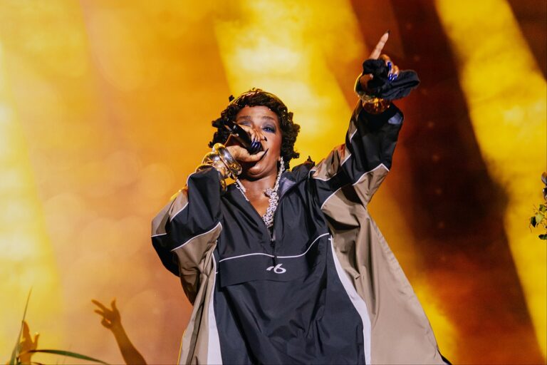 Texto César Oliveira | TAKE THE VIEW Global Citizen Rio 2026: Lauryn Hill transforma noite histórica em celebração da música, da família e da mudança global. Nem todos os festivais conseguem reunir entretenimento, ativismo, relevância cultural e momentos históricos em uma única noite. O Global Citizen Rio 2026 conseguiu. Realizado na Enseada de Botafogo, com o Cristo Redentor iluminando um dos cenários mais emblemáticos do planeta, o evento marcou a entrada definitiva do Rio de Janeiro no circuito de uma das maiores plataformas globais de mobilização social da atualidade. Mais do que um festival de música, o Global Citizen nasceu em 2012, no Great Lawn do Central Park, em Nova York, com uma proposta revolucionária: transformar fãs em agentes de mudança. Em vez de simplesmente comprar ingressos, o público é incentivado a participar de campanhas sociais, apoiar causas humanitárias e se envolver em ações voltadas para o combate à pobreza extrema, a promoção da educação, a igualdade de gênero e a justiça climática. Ao longo de sua trajetória, o movimento reuniu nomes como Beyoncé, Jay-Z, Coldplay, Shakira, Metallica, Rosalía e diversos líderes mundiais, tornando-se uma das iniciativas culturais mais influentes do século XXI. O Rio entra para a história do Global Citizen. A edição carioca aconteceu dentro da programação da Rio Nature & Climate Week e reuniu milhares de pessoas em uma noite dedicada à sustentabilidade, à cultura e ao poder transformador da música. Com apresentação de Giovanna Ewbank e Bruno Gagliasso, o evento conseguiu equilibrar informação, entretenimento e conscientização social, reforçando o papel do Rio como protagonista das discussões globais sobre clima e desenvolvimento sustentável. Mas foi quando Lauryn Hill subiu ao palco que a noite ganhou contornos históricos. Lauryn Hill: uma lenda rara da música mundial. Poucos artistas possuem uma trajetória tão singular quanto Lauryn Hill. Integrante dos Fugees ao lado de Wyclef Jean e Pras Michel, ela ajudou a redefinir o hip-hop dos anos 1990. Em seguida, lançou o clássico The Miseducation of Lauryn Hill, álbum que vendeu mais de 20 milhões de cópias, conquistou cinco Grammys e permanece como uma das obras mais importantes da música contemporânea. Canções como Doo Wop (That Thing), Ex-Factor, Everything Is Everything, Lost Ones e Nothing Even Matters atravessaram gerações e continuam influenciando artistas em todo o mundo. Mesmo com tamanho sucesso, Lauryn optou por um caminho diferente da maioria das superestrelas. Enquanto muitos artistas ampliavam sua exposição midiática, ela escolheu preservar sua vida pessoal, dedicar-se à espiritualidade, à maternidade e à busca por independência artística. Cumpre aqui destacar que a artista possui 6 filhos, sendo que 05 são netos diretos de Bob Marley. Essa decisão a transformou em uma figura quase mítica da cultura pop. A família Marley no centro do espetáculo. Um dos momentos mais emocionantes da noite aconteceu quando Lauryn dividiu o palco com membros de sua própria família. Ao lado de Wyclef Jean, ela celebrou os 30 anos do álbum The Score, obra-prima dos Fugees responsável por sucessos como Ready or Not, Fu-Gee-La e a inesquecível versão de Killing Me Softly. Mas o espetáculo ganhou uma dimensão ainda mais especial com a participação de seus filhos Zion Marley e YG Marley. Filhos de Lauryn com Rohan Marley, filho de Bob Marley, ambos representam a continuidade de duas das linhagens mais influentes da história da música negra mundial. A apresentação de Turn Your Lights Down Low emocionou o público ao unir, em um mesmo palco, o legado dos Marley e a trajetória revolucionária de Lauryn Hill. A mulher por trás do mito Grande parte do fascínio que envolve Lauryn Hill está justamente em sua relação com a fama. Após alcançar o topo da indústria musical, ela enfrentou pressões criativas, perda de privacidade e conflitos com os mecanismos tradicionais do mercado fonográfico. Ao mesmo tempo, tornou-se mãe de seis filhos e passou a enxergar a maternidade como prioridade absoluta. Seu afastamento dos holofotes nunca significou abandono da arte. Pelo contrário. Lauryn seguiu construindo uma carreira pautada pela liberdade criativa e pela autenticidade, características que inspiraram gerações de artistas, incluindo Rihanna, Beyoncé, Alicia Keys, Kendrick Lamar, Drake, H.E.R. e Janelle Monáe. Rihanna, inclusive, já declarou diversas vezes que considera The Miseducation of Lauryn Hill uma de suas maiores referências artísticas, admirando especialmente a forma como Lauryn conciliou identidade, independência e inovação musical. Muito além de um festival. O Global Citizen Rio 2026 demonstrou que grandes eventos podem ser mais do que entretenimento. Ao reunir música, causas sociais, sustentabilidade e algumas das figuras mais influentes da cultura mundial, o festival reforçou uma mensagem poderosa: a arte continua sendo uma das ferramentas mais eficazes para conectar pessoas, promover mudanças e inspirar novas gerações. E, em uma noite marcada pela presença de Lauryn Hill, Wyclef Jean e da nova geração da família Marley, o Rio de Janeiro testemunhou não apenas um show, mas um encontro entre legado, história e futuro.