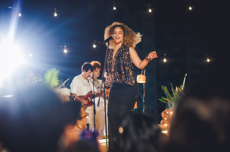 Rachel Reis lança “Ao Vivo da Sereiona” e celebra conexão com fãs em Salvador