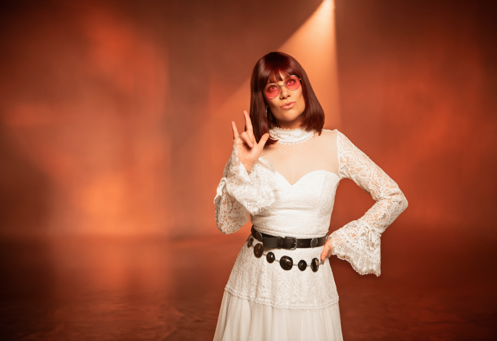 Monica Casagrande lança clipe de “Agora Só Falta Você”, clássico de Rita Lee