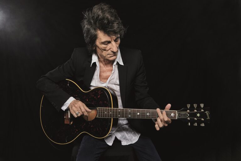Ronnie Wood celebra 60 anos de carreira com show solo em São Paulo