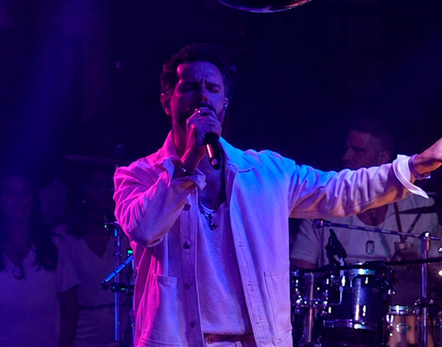 Cello revisita “Blinding Lights” em versão ao vivo e expande o universo de "NAVARANDA"