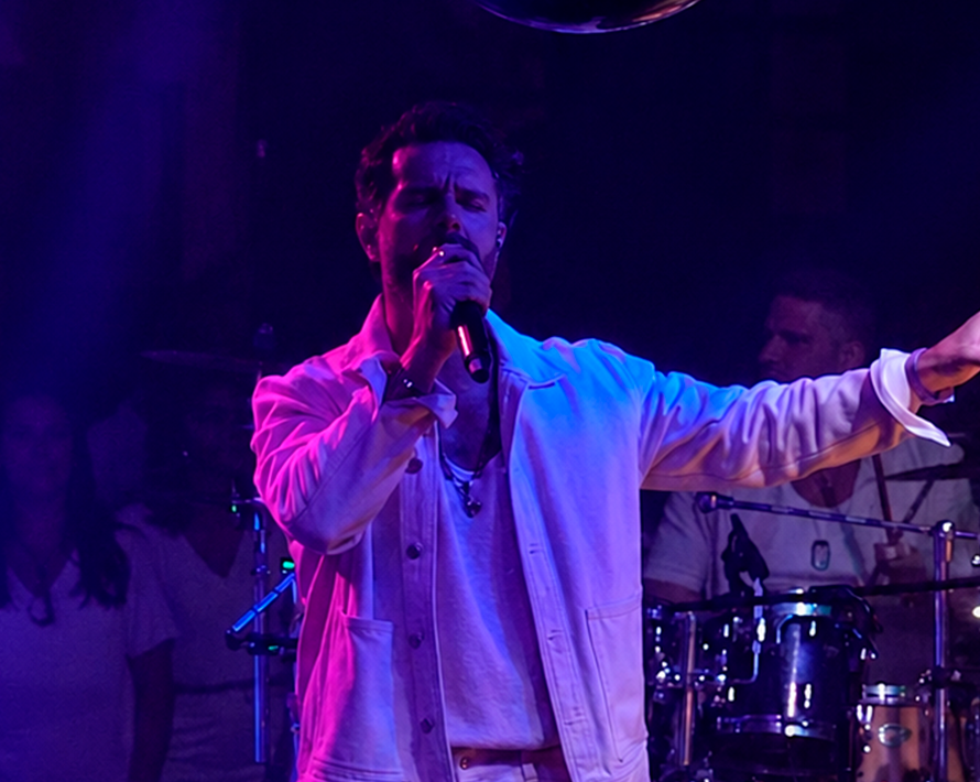 Cello revisita “Blinding Lights” em versão ao vivo e expande o universo de "NAVARANDA"