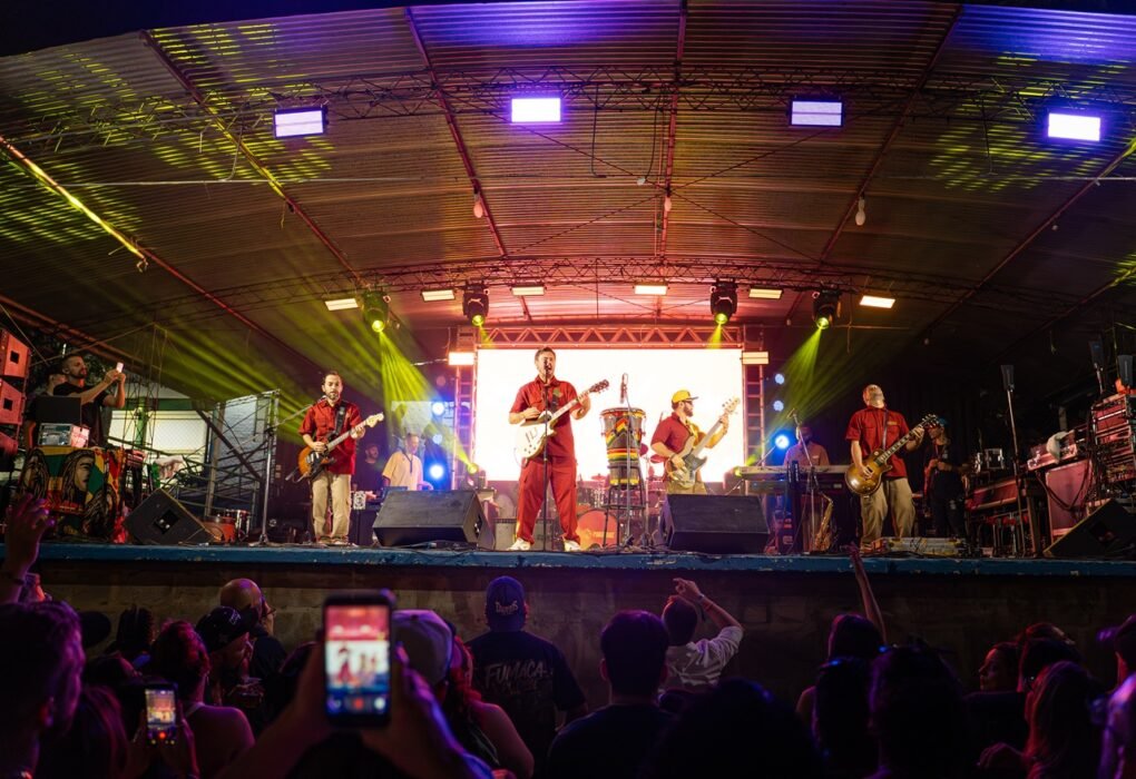 Planta & Raiz apresenta show da turnê Flor de Fogo na palco da Audio, em São Paulo