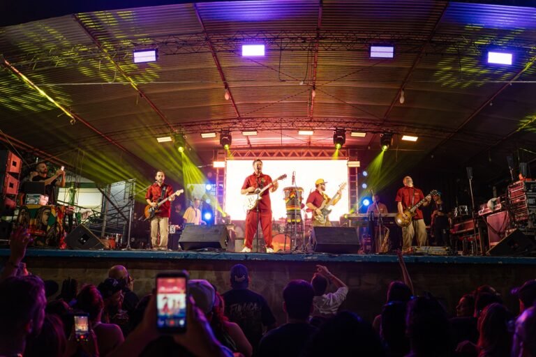 Planta & Raiz apresenta show da turnê Flor de Fogo na palco da Audio, em São Paulo