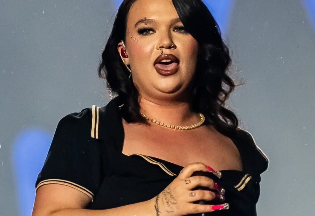 Lola Young estreia no Brasil sob chuva e emociona o público do Rock in Rio