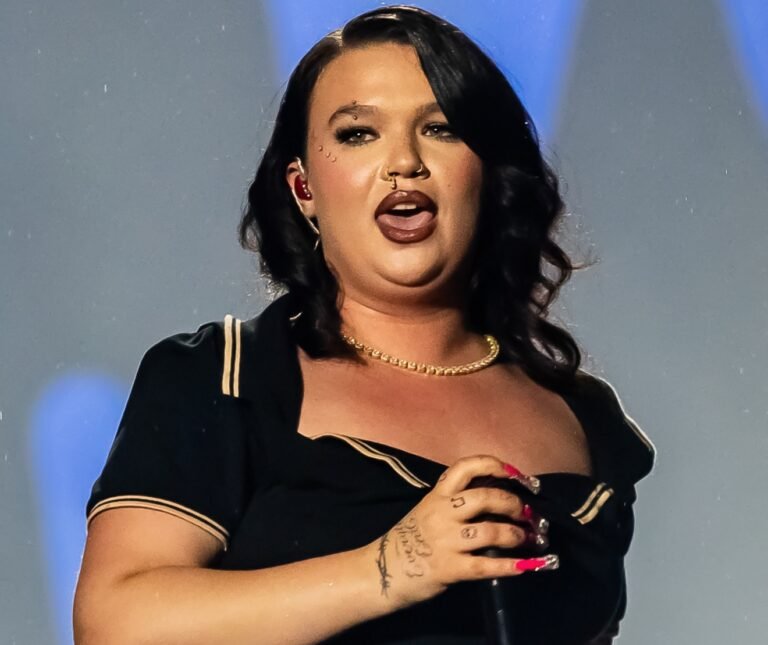 Lola Young estreia no Brasil sob chuva e emociona o público do Rock in Rio