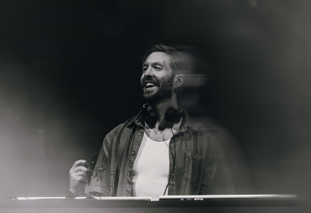 Calvin Harris faz história como primeiro DJ headliner do Palco Mundo e encerra terceira noite de Rock in Rio em 2026