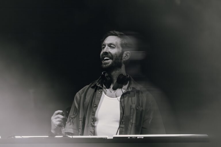 Calvin Harris faz história como primeiro DJ headliner do Palco Mundo e encerra terceira noite de Rock in Rio em 2026