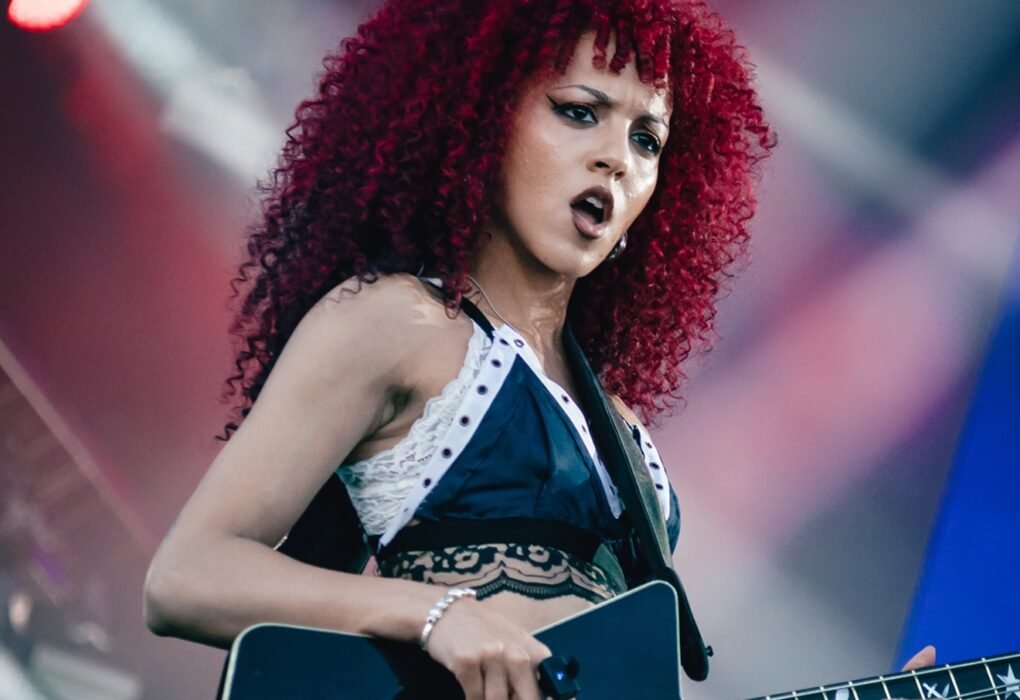 Nova Twins leva fusão de punk e metal cheia de atitude ao Palco Mundo do Rock in Rio 2026