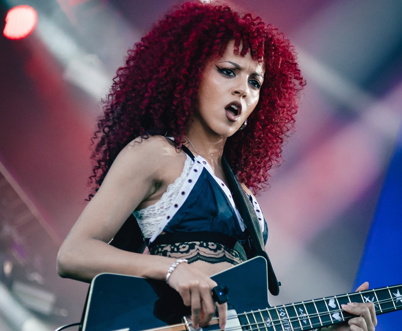 Nova Twins leva fusão de punk e metal cheia de atitude ao Palco Mundo do Rock in Rio 2026