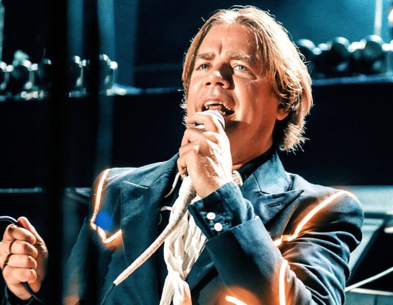 The Hives destaca sua irreverência e energia em show no Palco Mundo do Rock in Rio 2026